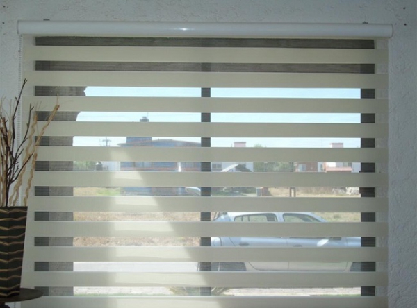 Рулонные шторы «день-ночь» на пластиковые окна: в интерьере, выбор конструкции, монтаж